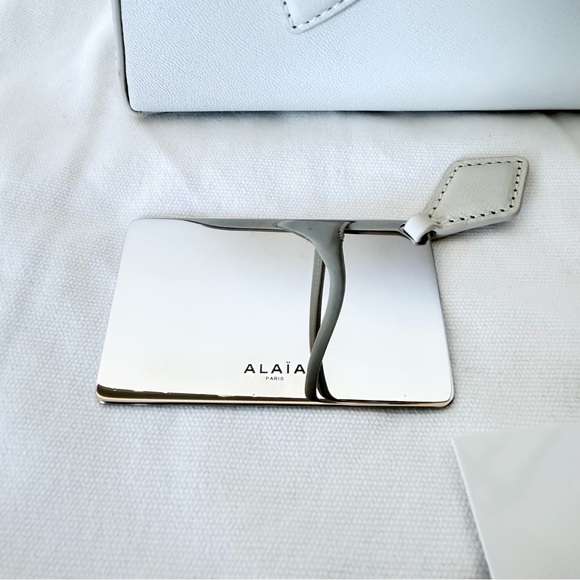 Authentic Alaïa Le Teckel Small Shoulder Bag In Ivory Calfskin - Picture 9 of 11